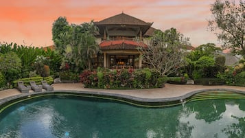 Kolam renang outdoor, dengan kursi berjemur
