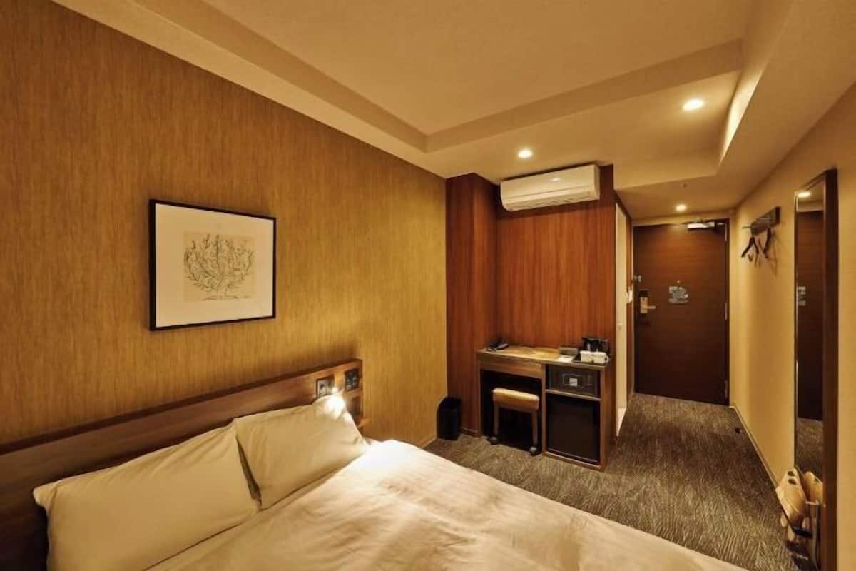 In-room safe, desk, laptop workspace, free WiFi