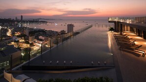 2 من حمّامات السباحة الخارجية