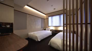 Edredón, caja de seguridad en la habitación y escritorio