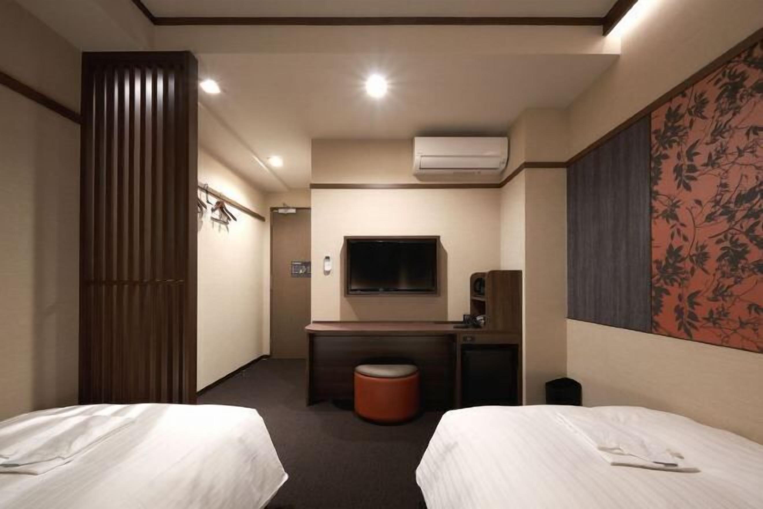 羽毛の掛け布団、セーフティボックス (室内)、デスク、ノートパソコン用作業スペース