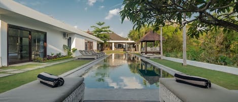 Piscine extérieure, chaises longues