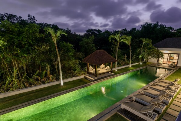 Piscina externa, espreguiçadeiras