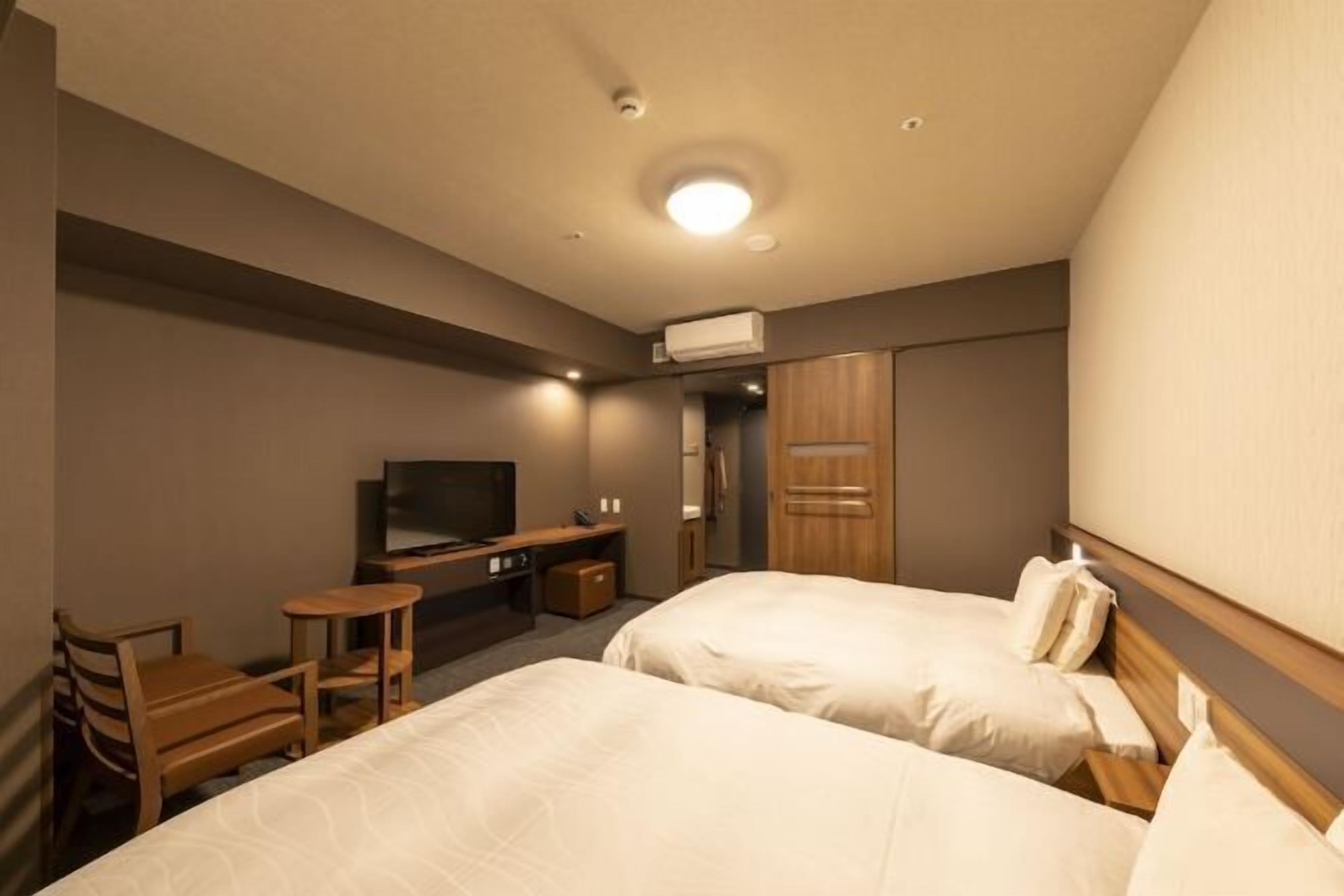 Een kluis op de kamer, een bureau, een laptopwerkplek