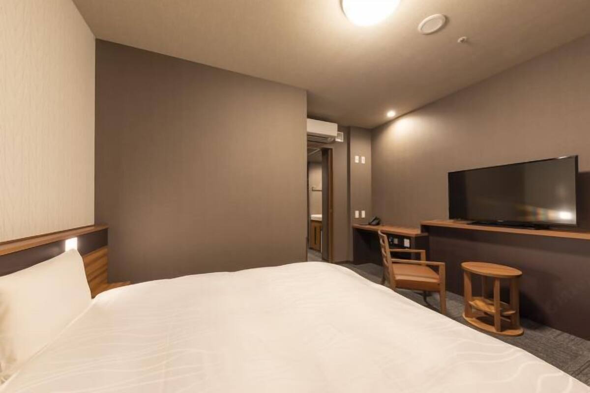 Een kluis op de kamer, een bureau, een laptopwerkplek