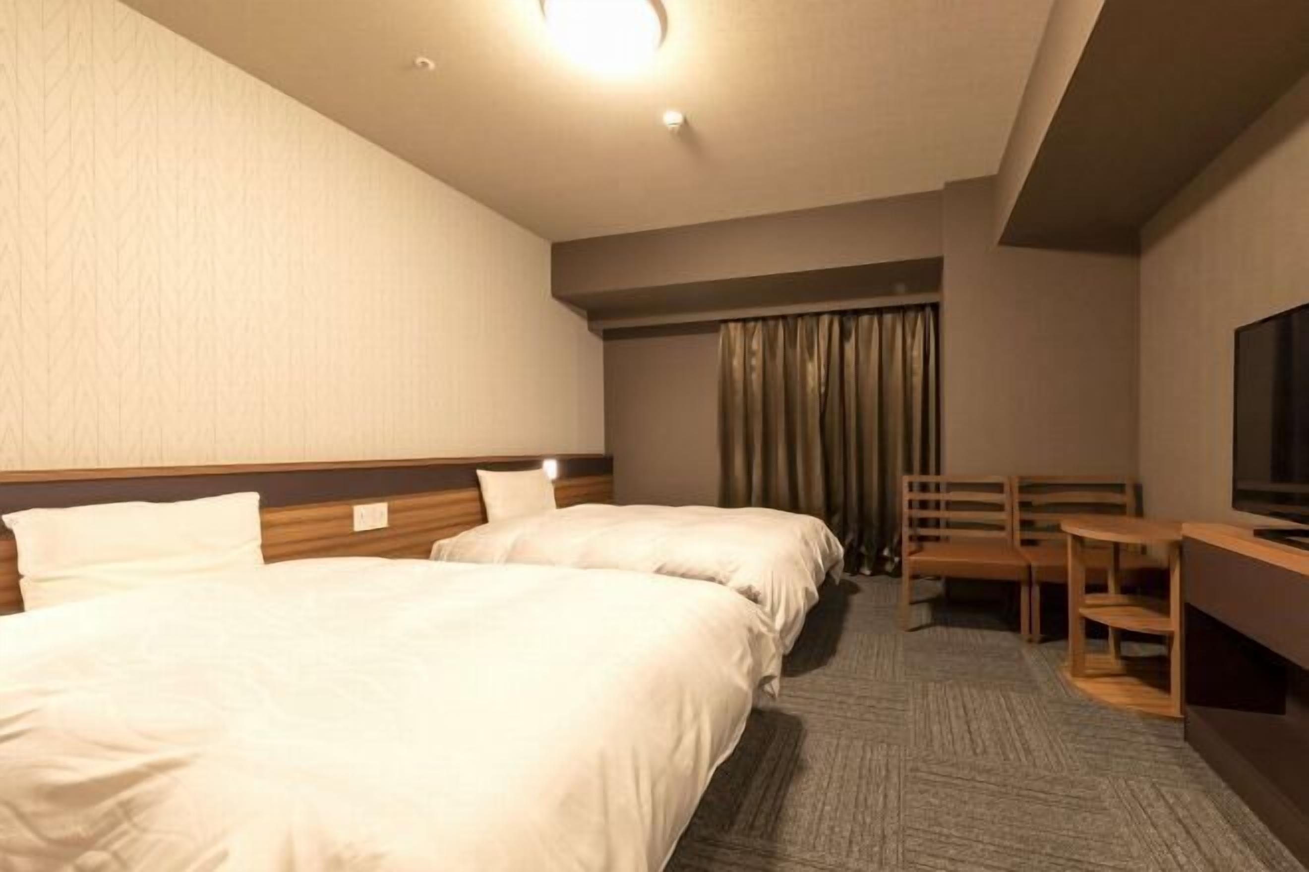 Een kluis op de kamer, een bureau, een laptopwerkplek