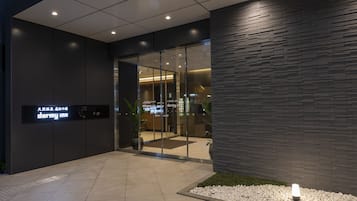 Fachada de la propiedad por la tarde o noche