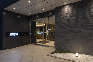 Fassade der Unterkunft – Abend/Nacht