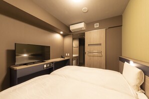 客房內保險箱、書桌、筆電工作空間、遮光布/窗簾