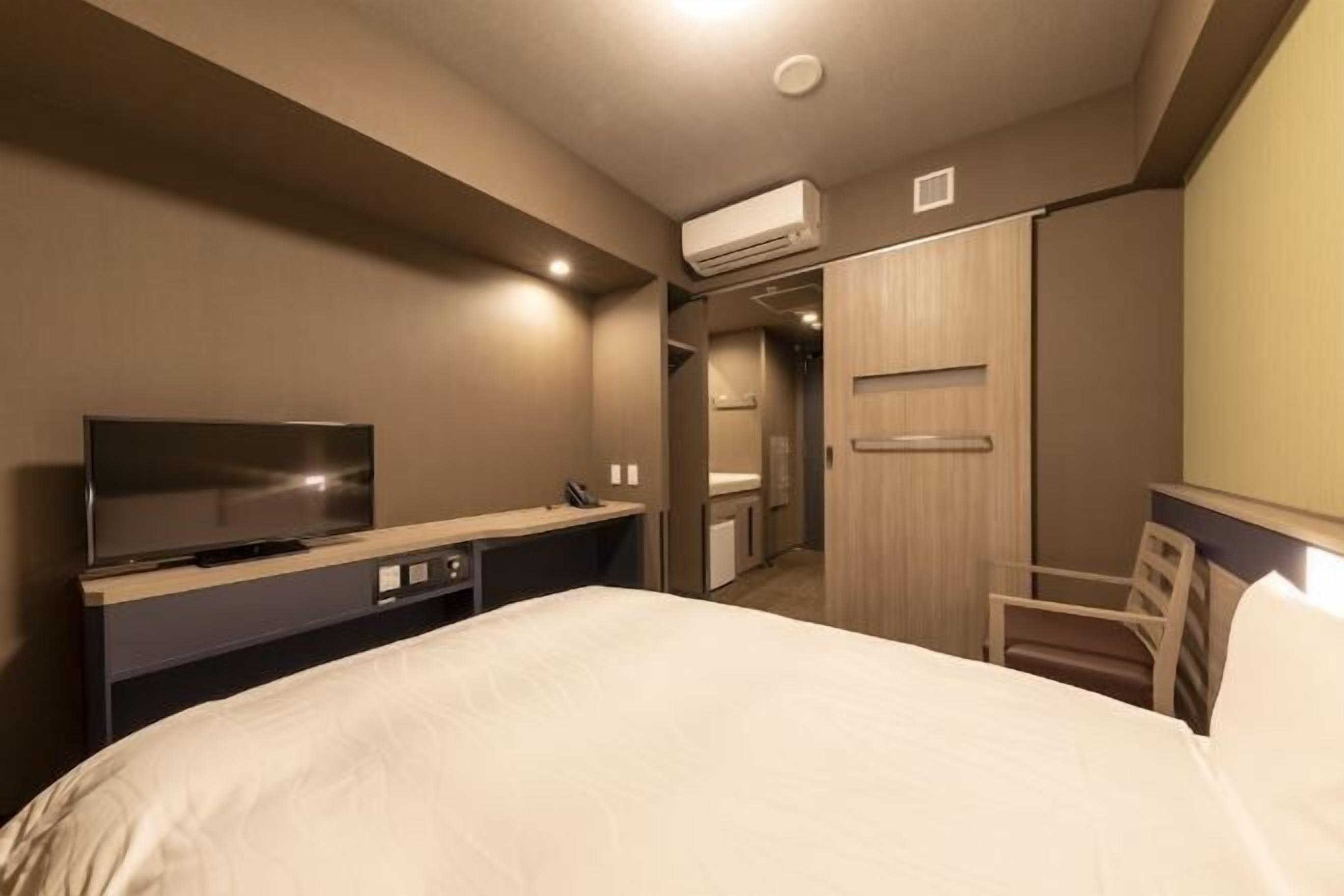 Een kluis op de kamer, een bureau, een laptopwerkplek