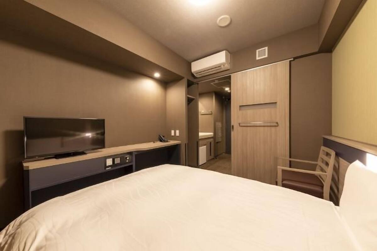 Een kluis op de kamer, een bureau, een laptopwerkplek