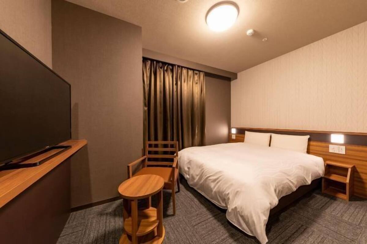 Een kluis op de kamer, een bureau, een laptopwerkplek