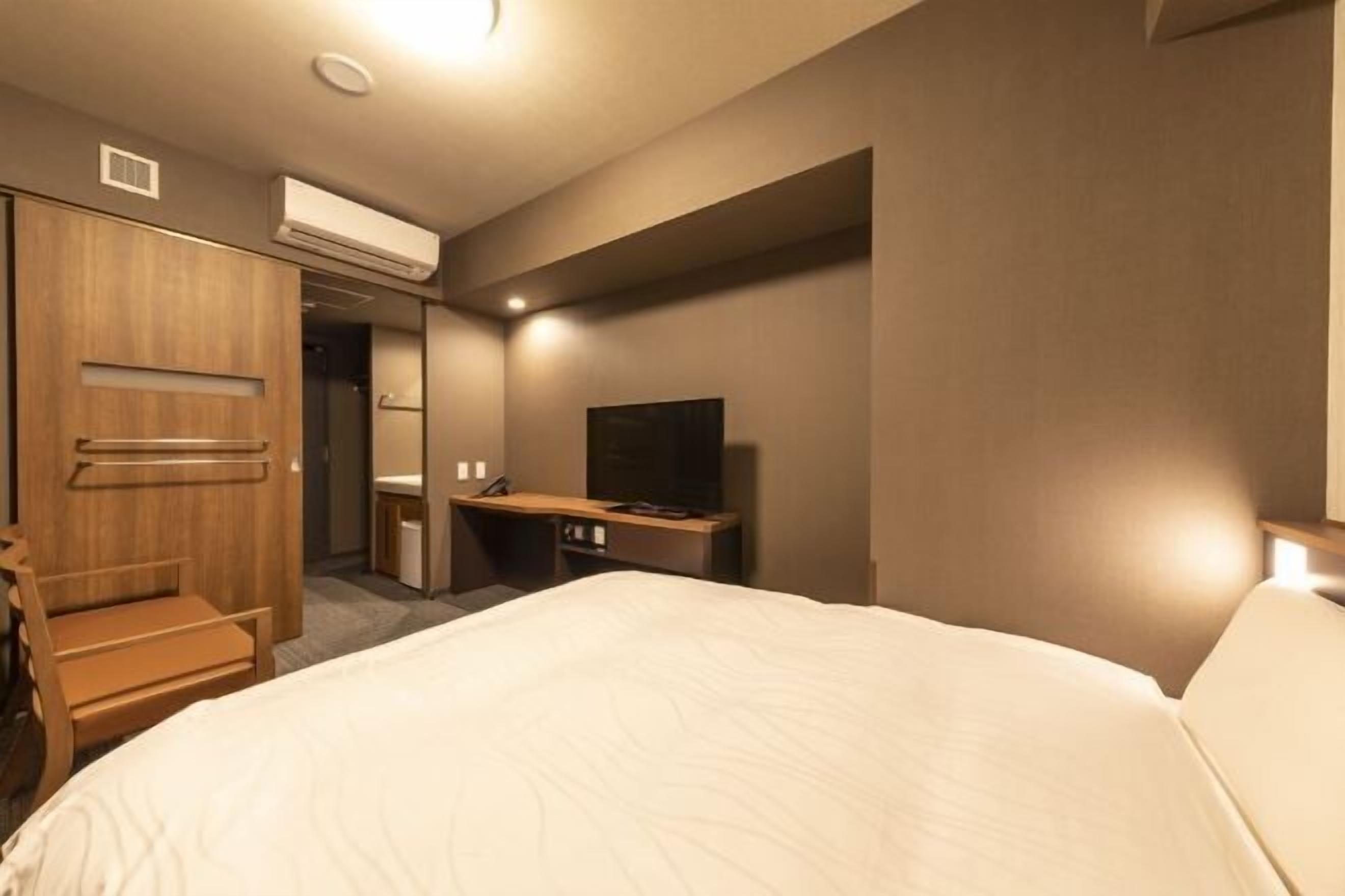 Een kluis op de kamer, een bureau, een laptopwerkplek