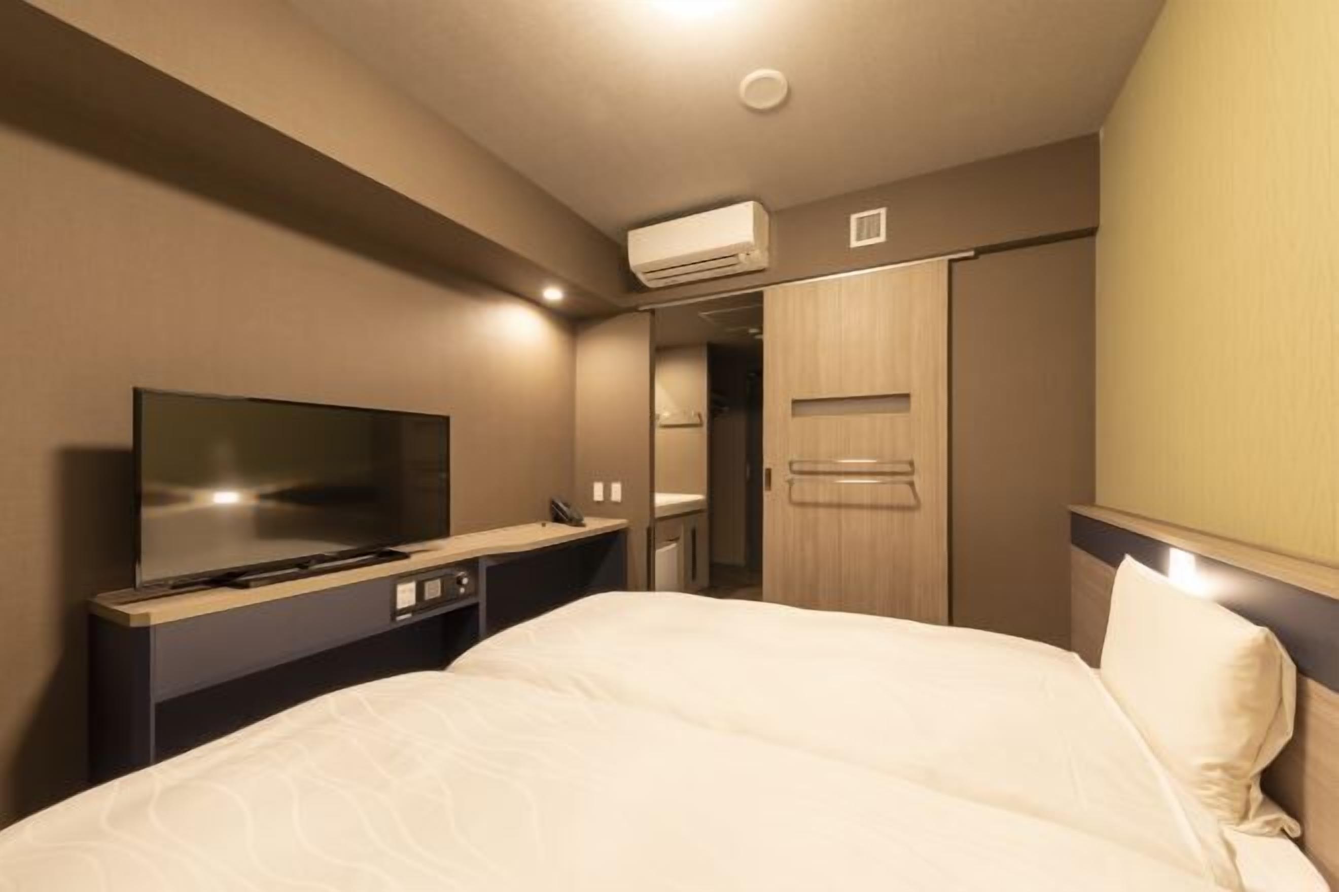 Een kluis op de kamer, een bureau, een laptopwerkplek