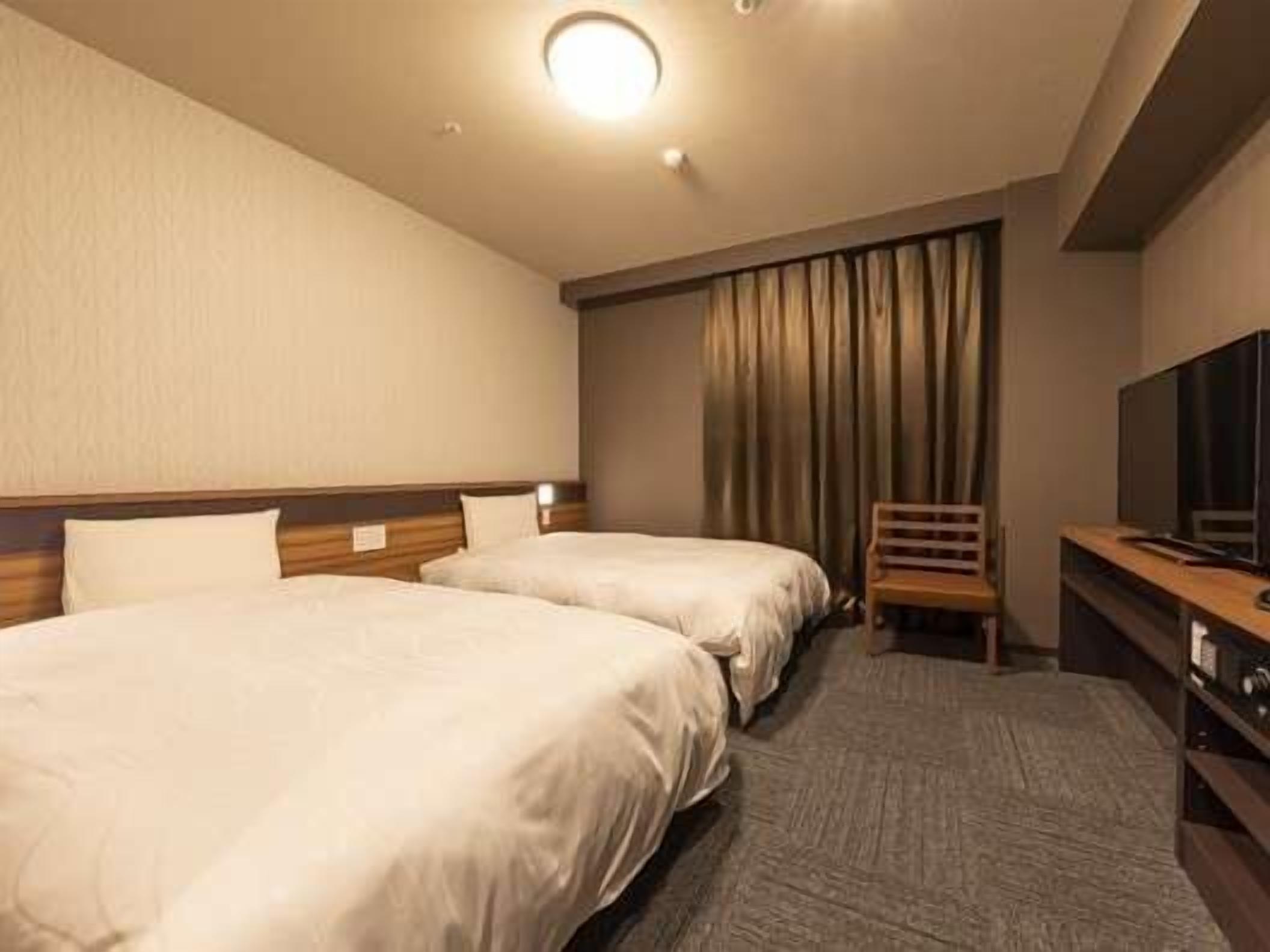 Een kluis op de kamer, een bureau, een laptopwerkplek