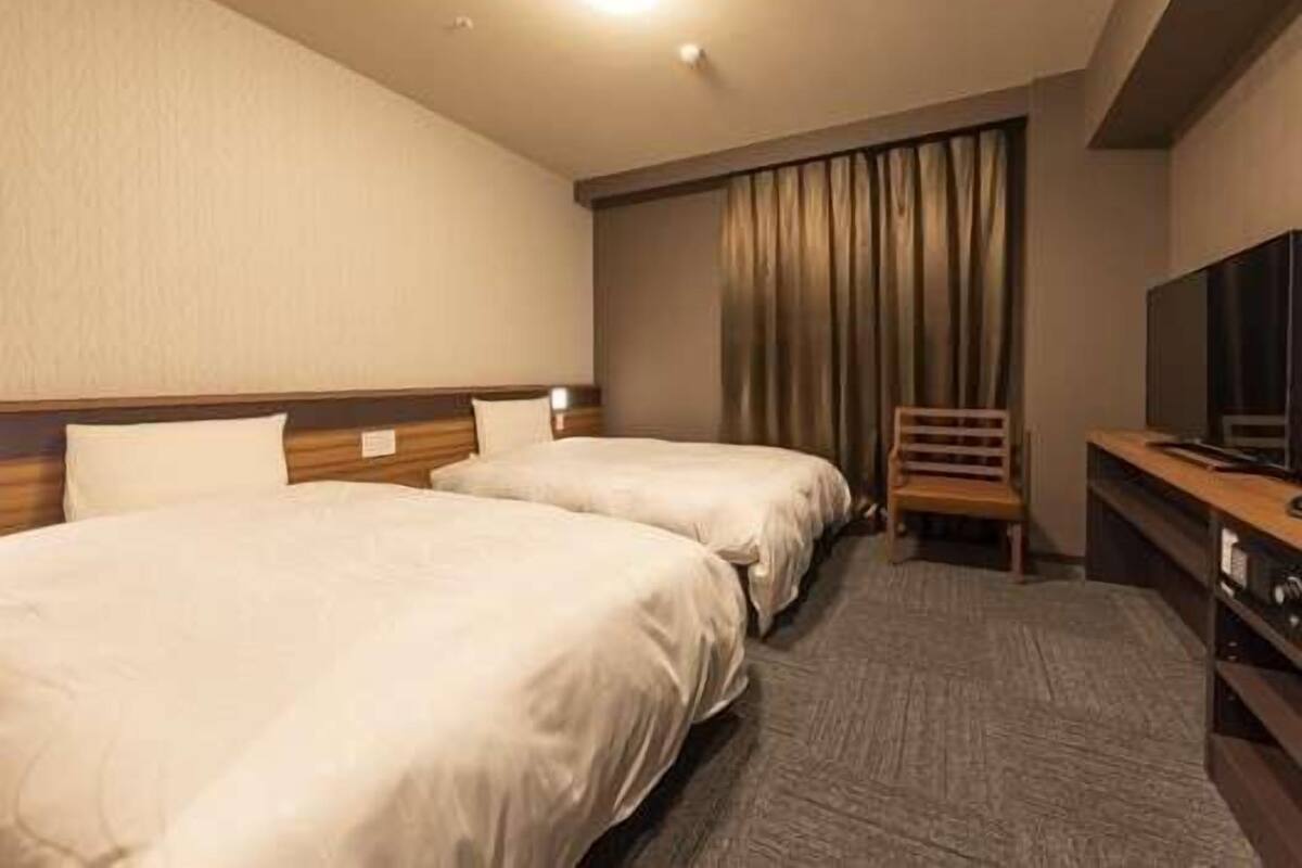 Een kluis op de kamer, een bureau, een laptopwerkplek