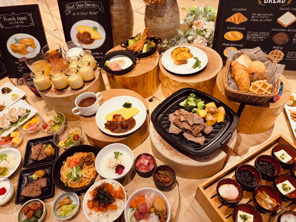 Variedad de platos, incluyendo una parrilla caliente, un croissant y un tazón de sopa.
