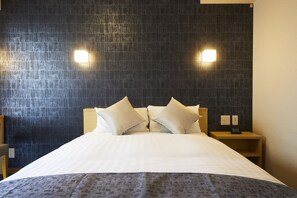 Een kluis op de kamer, een bureau, verduisterende gordijnen