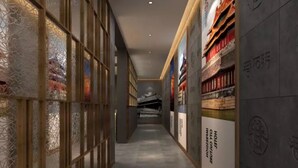 A corridor with traditional wooden lattice partitions and a modern interior design. - Happy Dragon City Culture Hotel (Tian'AnMen Forbidden City) (Beijing)