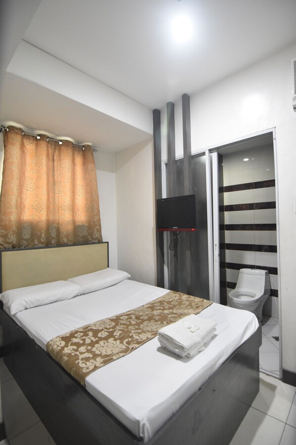 Deluxe Room | Desk, free WiFi - Cosmo Hotel - Kamuning (Quezon City)