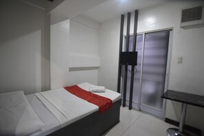 Deluxe Room | Desk, free WiFi - Cosmo Hotel - Kamuning (Quezon City)