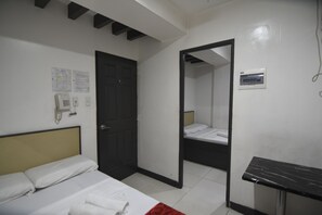 Family Room | Desk, free WiFi - Cosmo Hotel - Kamuning (Quezon City)