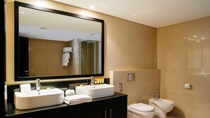 A modern bathroom with two sinks, a toilet, and a bidet. - Fantastay Laguna Tower (Dubai)