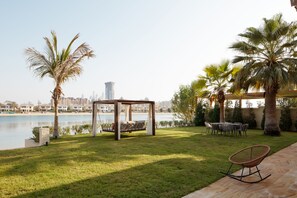 Garden - Fantastay Signature Villa (Dubai)