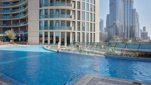 Une piscine sur le toit offrant une vue sur les immeubles modernes.