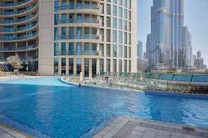 Outdoor pool - FantaStay Burj Vista tower 1 (Dubai)