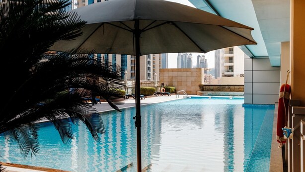 Outdoor pool - Fantastay Downtown Blvd 8 (Dubai)
