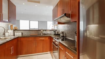 Apartamento, 1 quarto, vista para a cidade | Cozinha privada | Geladeira grande, micro-ondas, fogão, cooktop