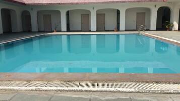 Outdoor pool, pool umbrellas, sun loungers