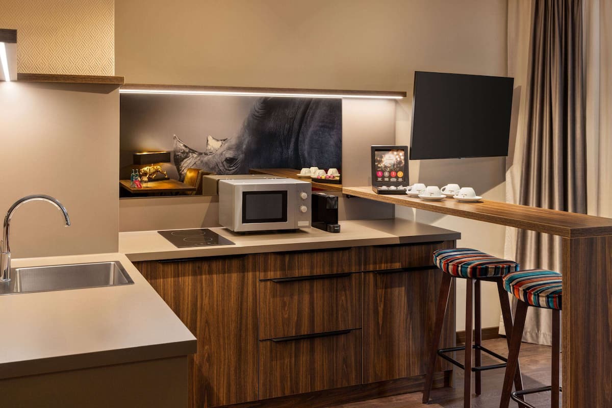 suite | in-room safe, desk, laptop workspace, soundproofing