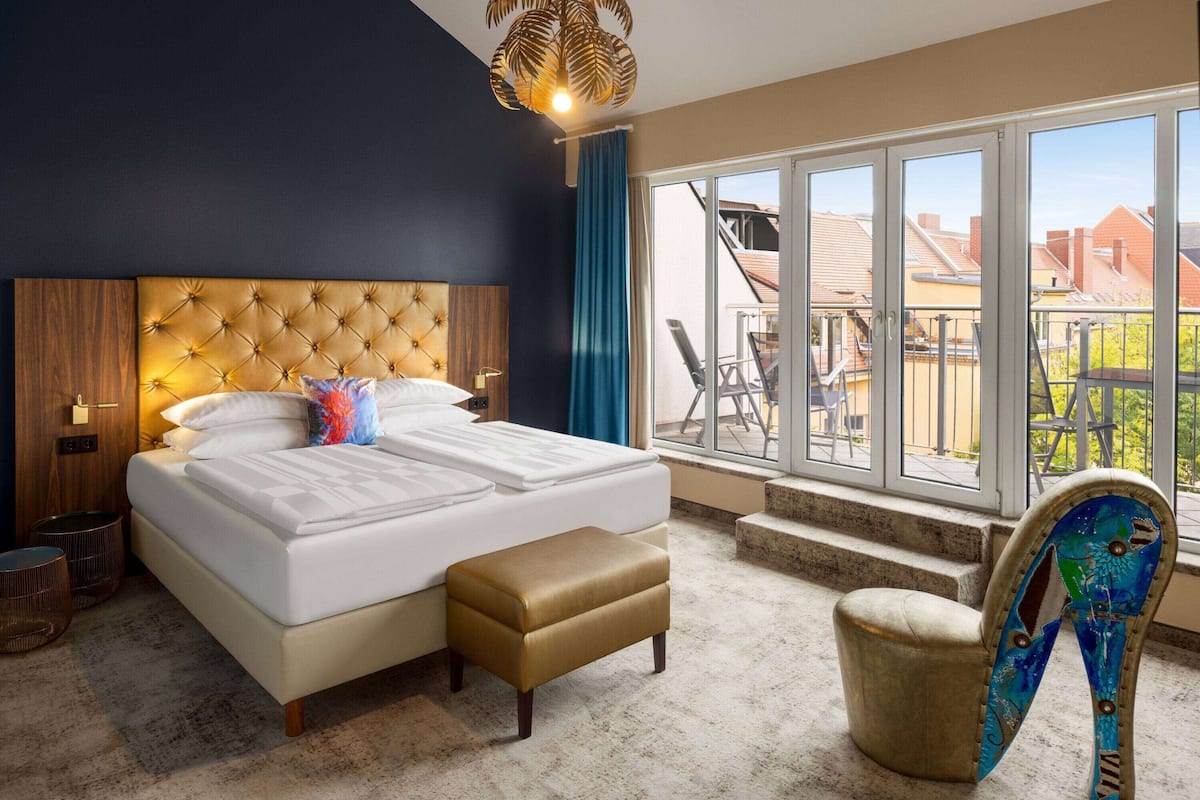 suite (plus) | in-room safe, desk, laptop workspace, soundproofing