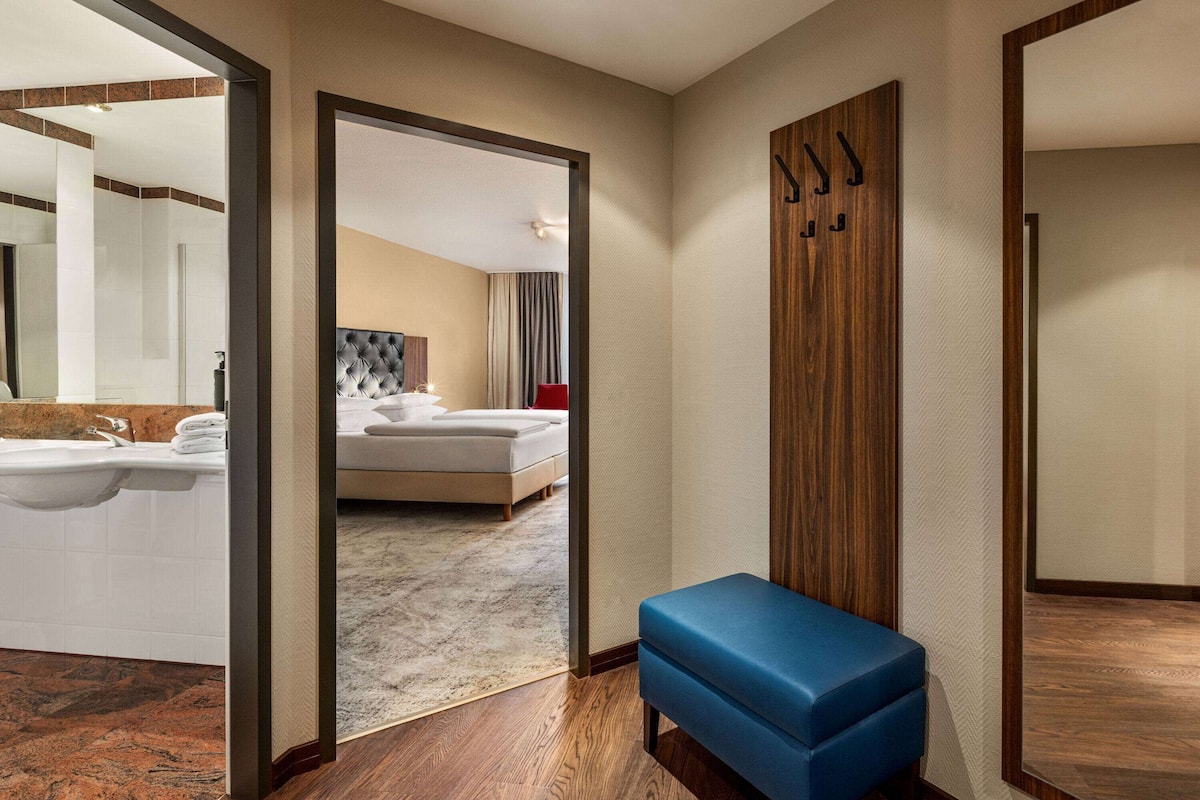 suite | in-room safe, desk, laptop workspace, soundproofing