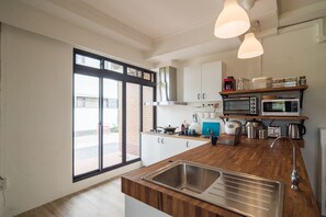 Réfrigérateur dans l'espace commun, micro-ondes dans l'espace commun