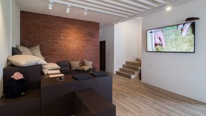 Lobby sitting area - Dongshanyi Hostel (Dongshan)