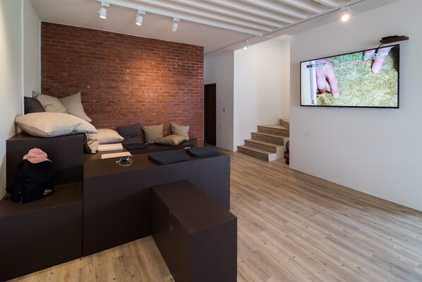 Lobby sitting area - Dongshanyi Hostel (Dongshan)