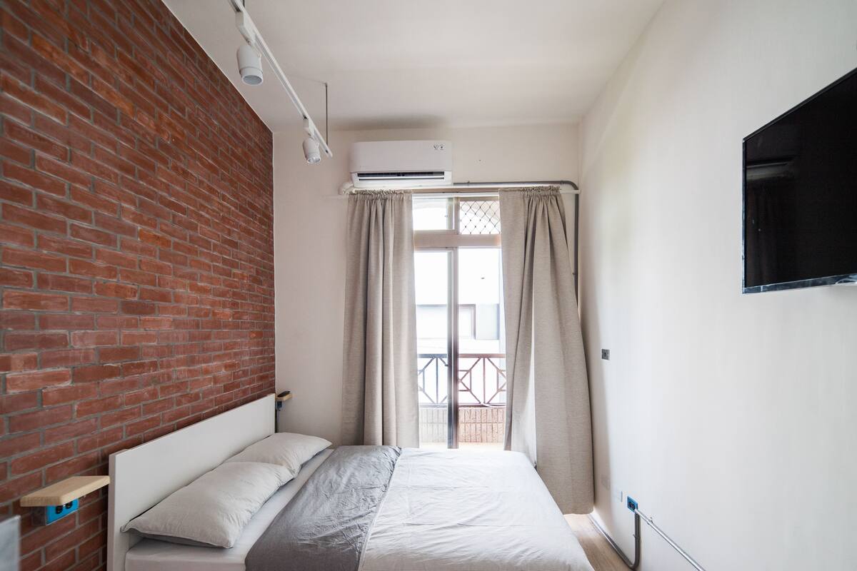 Double Room, Private Bathroom | Blackout drapes, bed sheets