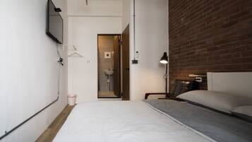 Habitación doble, baño privado | Cortinas blackout y ropa de cama