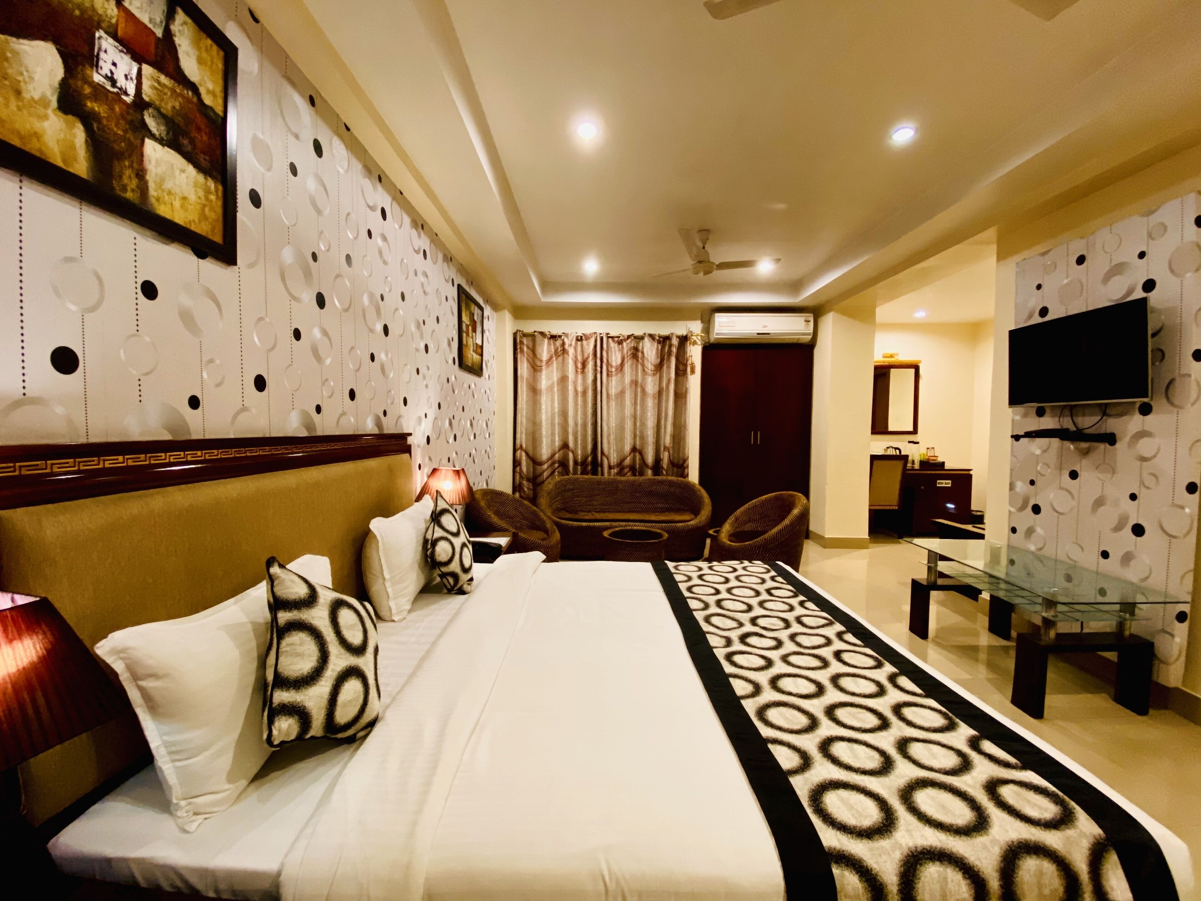 Sparkling Executive | In-room safe, individually decorated, individually furnished
