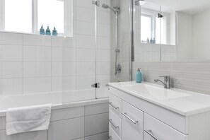 Apartment 2 Ground Floor One Bedroom | Bathroom | Free toiletries, hair dryer, towels, shampoo - Trinity Hill Apartments (Hobart)
