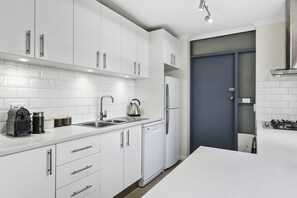 Apartamento City | Cocina privada | Frigorífico, microondas, cafetera o tetera y hervidor eléctrico