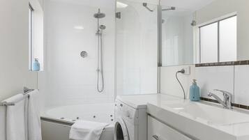 Apartment 1 Ground Floor Two Bedroom | Bathroom | Free toiletries, hair dryer, towels, shampoo