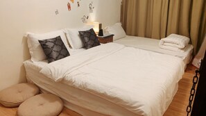 Comfort-Dreibettzimmer | Laptopgeeigneter Arbeitsplatz, Verdunkelungsvorhänge