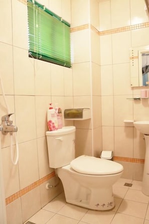 Basic-Vierbettzimmer, 1 Schlafzimmer, Nichtraucher, eigenes Bad | Badezimmer | Dusche, kostenlose Toilettenartikel, Haartrockner, Hausschuhe