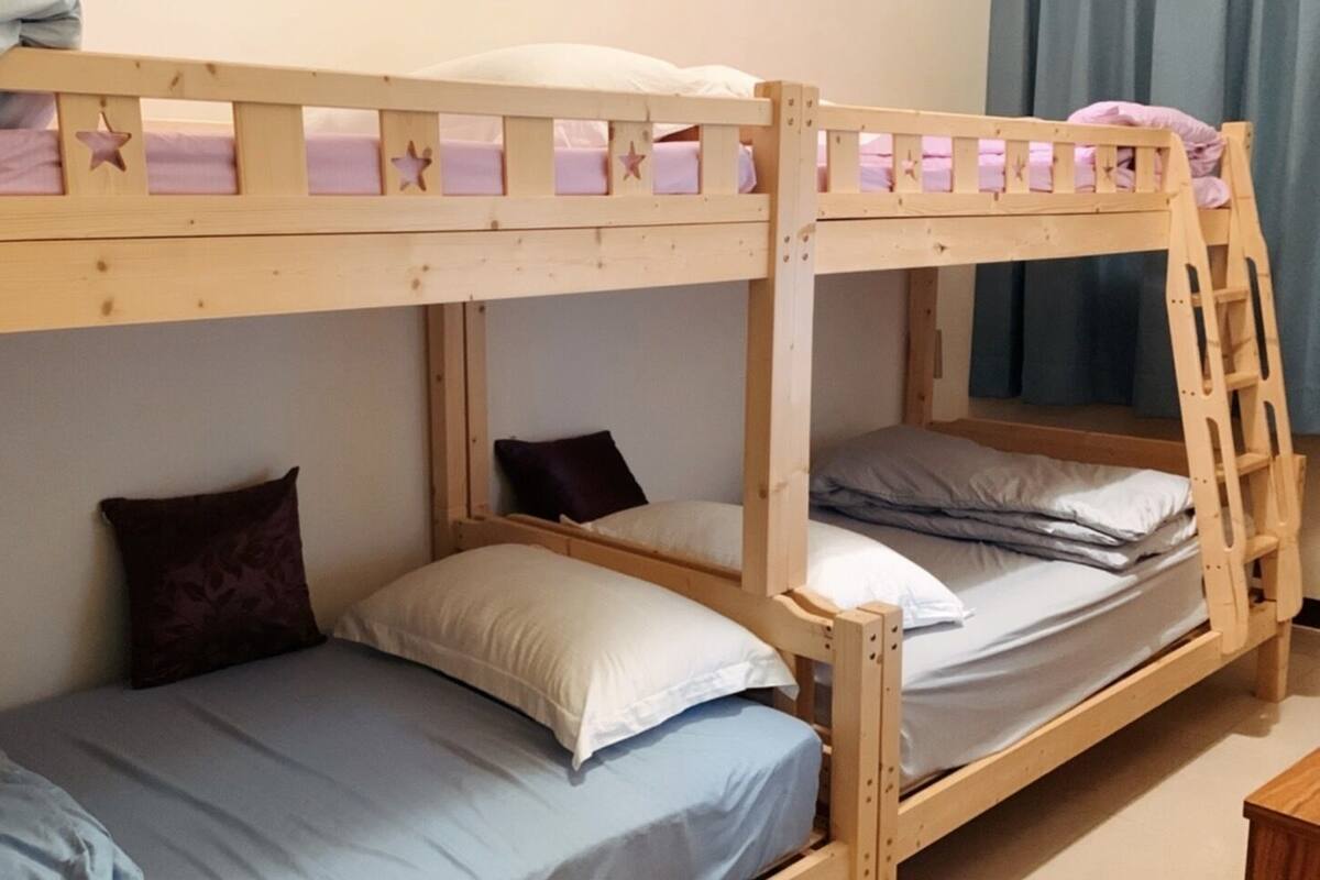 Basic-Vierbettzimmer, 1 Schlafzimmer, Nichtraucher, eigenes Bad | Laptopgeeigneter Arbeitsplatz, Verdunkelungsvorhänge