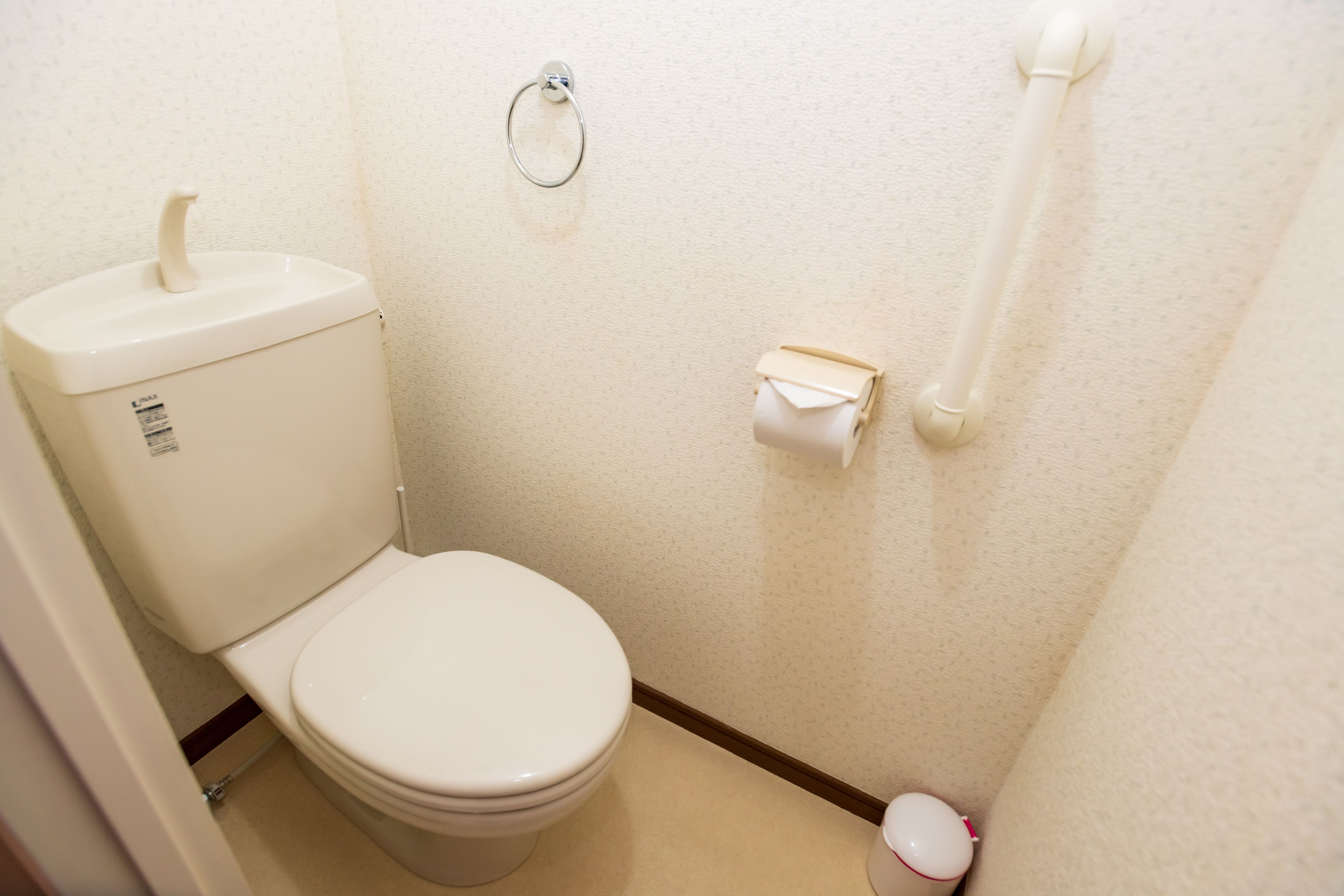 Separate tub and shower, deep soaking tub, hair dryer, towels