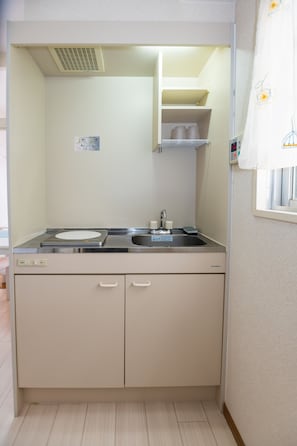 Habitación cuádruple | Cocineta privada | Refrigerador, microondas y tetera eléctrica 